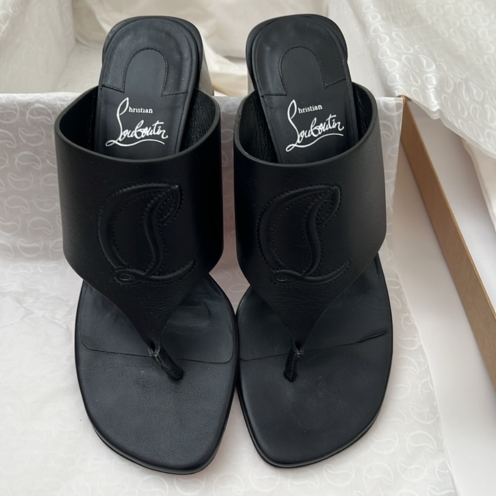 CHRISTIAN LOUBOUTIN
Tonga Red Sole Thong Mule
Size 37